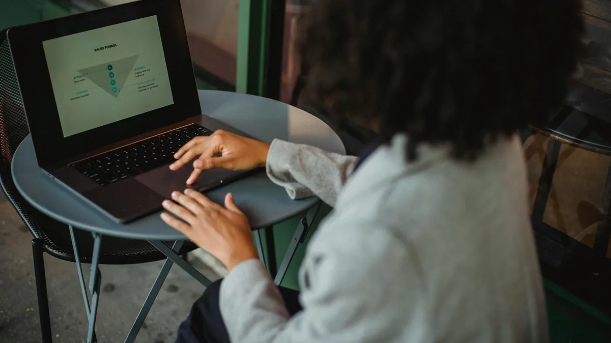 Funil de Conversão em E-commerce: Projeções e Taxas Médias por Etapa para 2026