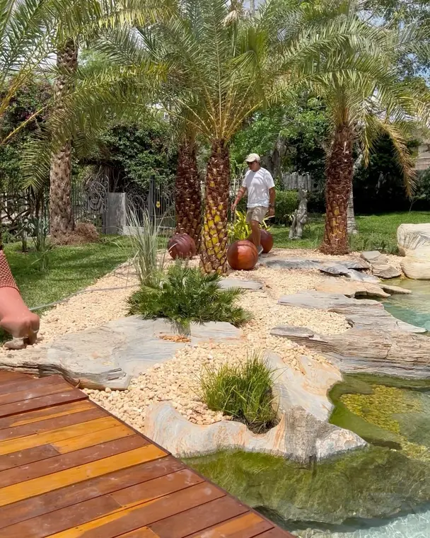 Deck e vegetação junto ao lago do showroom Genesis em Gravatá